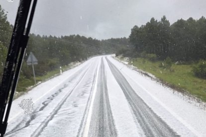 Carretera cubierta por el granizo este martes en la provincia de Soria.