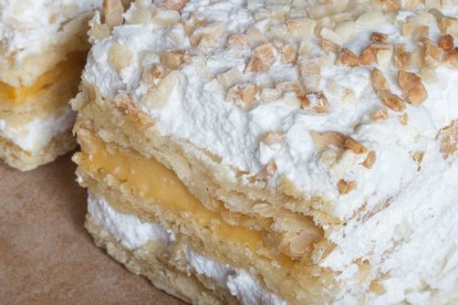 La costrada soriana clásica mantiene su esencia: hojaldre crujiente, crema, nata y el toque final de almendra.