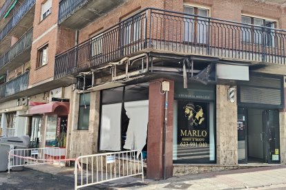 Imagen de cómo ha quedado el exterior del local en la zona en que estaban los contenedores.