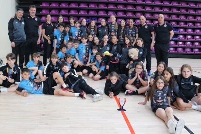 Los seis equipos del Sporting Santo Domingo que subieron al podio posan en el propio Polideportivo Pisuerga