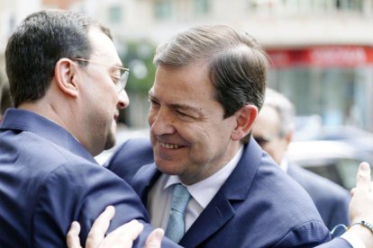 Alfonso Fernández Mañueco se abraza con el presidente de Asturias, Adrián Barbón, en el Foro del Noroeste.
