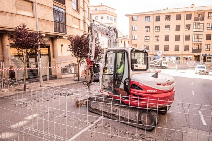 Una pequeña excavadora en la zona de las obras de la nueva rotonda.