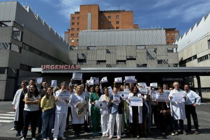 Médicos se concentran en el Clínico en una nueva jornada de huelga del colectivo médico.