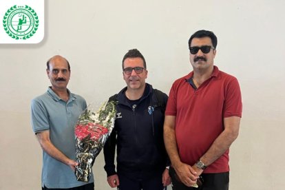 Alberto Toribio fue recibido por responsables de la Federación de Voleibol de Pakistán a sus llegada al país asiático.