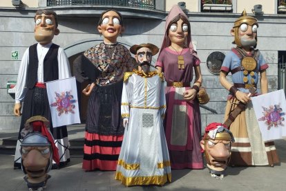 La Comparsa de Gigantes y Cabezudos de Soria visita tierras vascas.