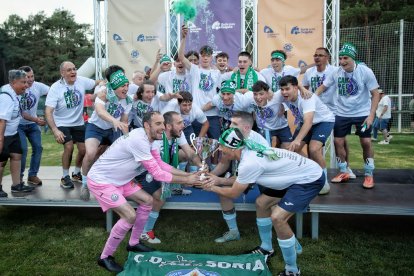 El San José B levantando el trofeo como campeón de la Copa Diputación 2026.