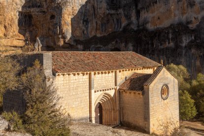 La ermita de San Bartolo, enclavada entre los imponentes farallones del Cañón del Río Lobos, es uno de los enclaves más enigmáticos de Soria por su supuesto pasado templario y sus leyendas.