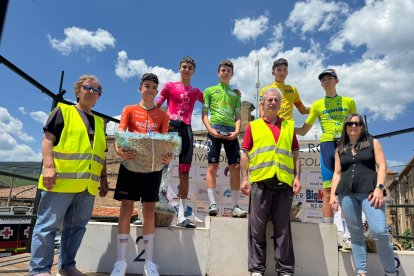 Vencedores y autoridades en el IX Festival de Ciclismo Cadete de El Royo.