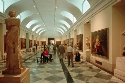 Una de las galerías del Museo del Prado, la pinacoteca madrileña que conserva el fresco medieval del oso procedente de San Baudelio de Berlanga, en Soria.