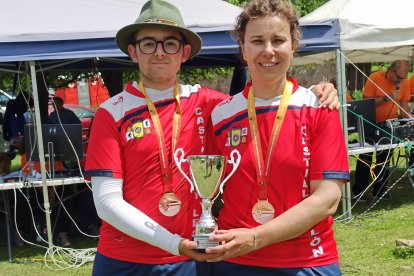 Javier Cacho y Raquel Frías en el Nacional con la elástica oficial de Castilla y León.