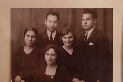 Juan Foronda, en el centro, junto a su mujer (abajo) y sus tres hermanos.