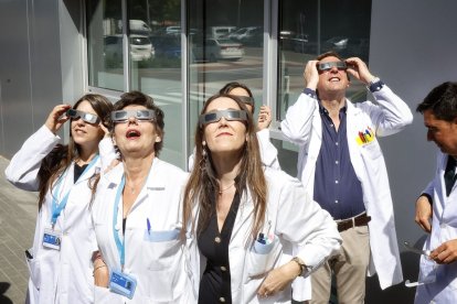Sanitarios con las gafas adecuadas para mirar al sol, en la presentación de la campaña.