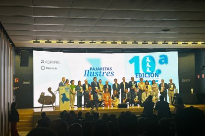 Entrega de las 'Pajaritas Ilustres' para reconocer las localidades con mejor gestión del reciclaje de papel.