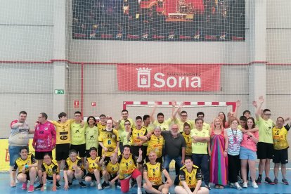 Foto de familia del acto inclusivo organizado por Balonmano Soria y Manoinclusión.