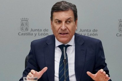 El consejero de Economía y Hacienda y portavoz, Carlos Fernández Carriedo, comparece en rueda de prensa posterior al Consejo de Gobierno.