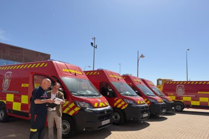 Benito Serrano ha visitado el Servicio de Bomberos para conocer los cinco nuevos vehículos.