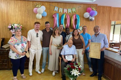 El homenajeado con familiares y autoridades en la residencia de Almazán.