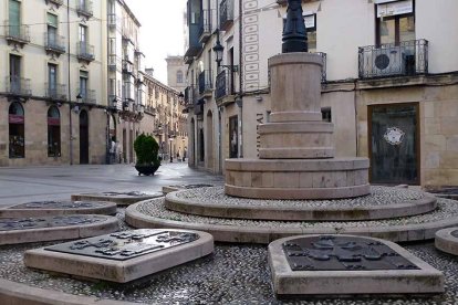 La Plaza del Rosel y San Blas, conocida como “La Tarta”, ocupa hoy el espacio donde se encontraba la antigua farola de los Doce Linajes antes de su retirada en 2011.