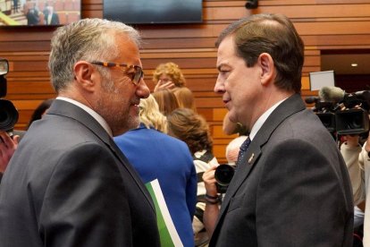 Pollán y Mañueco en la sesión constitutiva de las Cortes de Castilla y León, celebrada el 14 de abril.