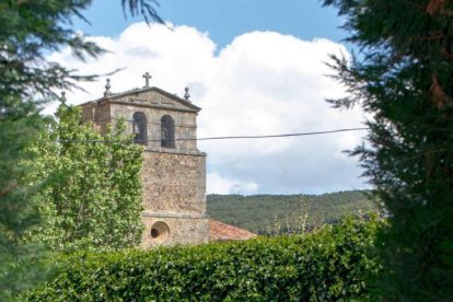La silueta de Narros, entre vegetación y piedra, conserva el encanto histórico del entorno donde se ubica la Casa de la Media Naranja.