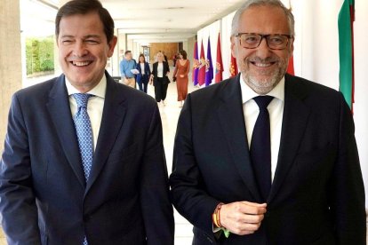 Alfonso Fernández Mañueco y Carlos Pollán, de vuelta del hall de las Cortes tras presentar el pacto de Gobierno.ICAL