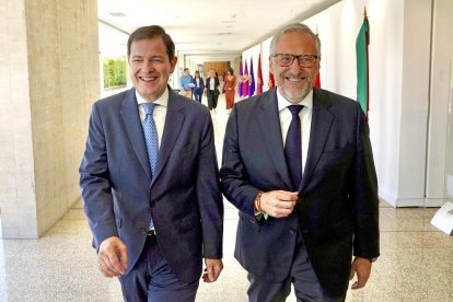 El presidente del Partido Popular de Castilla y León, Alfonso Fernández Mañueco, y el portavoz de Vox, Carlos Pollán.