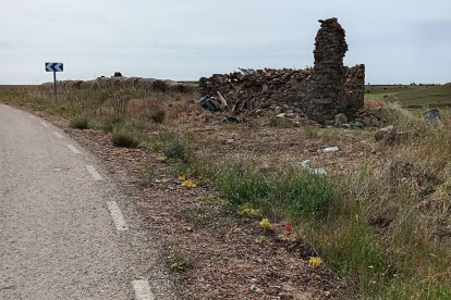 Lugar del accidente, en el que aún se apreciaban algunos restos del vehículo.