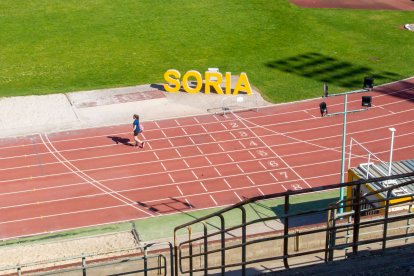 Un atleta sobre las pista de Los Pajaritos.