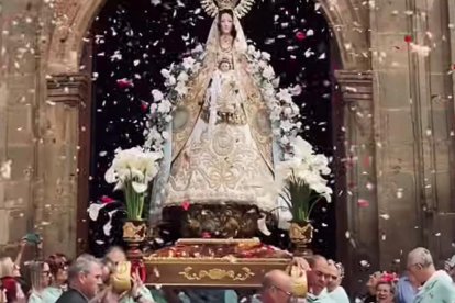 Momento de la salida de la Virgen de la Basílica de Agreda.
