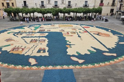 Las coloridas alfombras vuelven a dejar una de las imágenes icónicas de El Burgo de Osma con motivo del Corpus Christi.