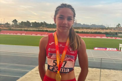 La soriana Celia Muñoz Díaz con la medalla de campeona de España Sub16 en los 1000 metros.