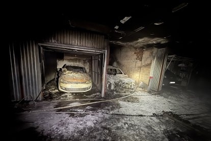 Parte de los vehículos afectados por el incendio en el garaje.