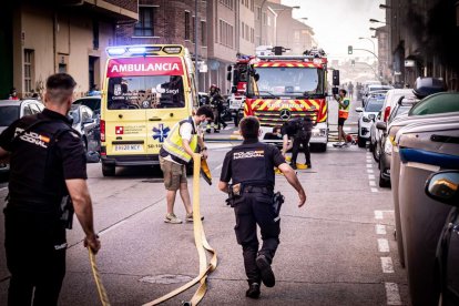 El incendio de un vehículo obliga a desalojar varios bloques de viviendas