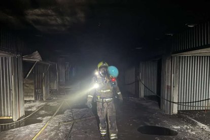 El incendio de un vehículo obliga a desalojar varios bloques de viviendas