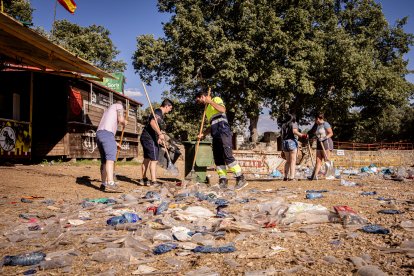 Limpieza este lunes de la basura del monte Valonsadero por los voluntarios de las peñas tras el Lavalenguas.