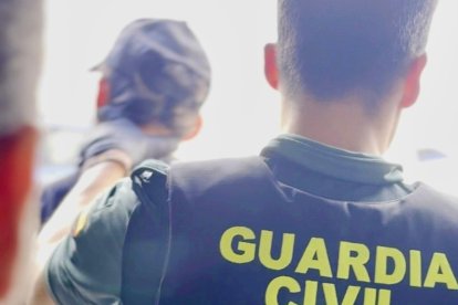 La Guardia Civil detiene a uno de los implicados en la reyerta.