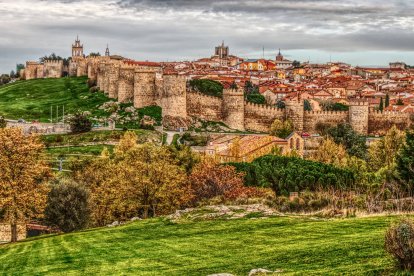 La ciudad de Ávila, una de las capitales de provincia más altas de España, destaca por su muralla medieval y su ubicación a más de 1.100 metros de altitud