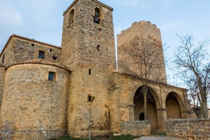 La iglesia-fortaleza de Hinojosa del Campo, uno de los ejemplos más singulares del patrimonio medieval soriano, combina una torre árabe del siglo X con otra cristiana de carácter defensivo.