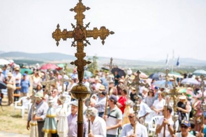 Decenas de fieles participan en la romería de la Virgen de Inodejo, una tradición soriana que reúne cada año a más de 30 pueblos alrededor del santuario.