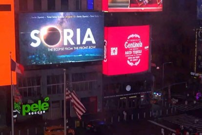 Soria se luce en la Times Square de Nueva York gracias al eclipse.