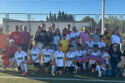 Los integrantes de la plantilla del benjamín A del Numancia junto a sus familiares.