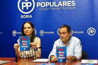 Belén Izquierdo y Saturnino de Gregorio con el folleto buzoneado a los vecinos que rechaza la ZBE.