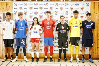 Canteranos e integrantes del equipo inclusivo del Numancia durante la presentación de la nueva indumentaria.