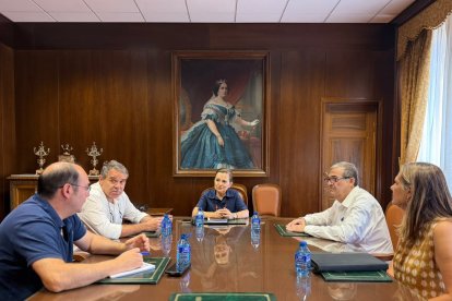 Reunión entre responsables de la Diputación y de la Cámara de Comercio.