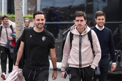 Alberto Ginés Bartolomé con Osasuna con Alessio Lisci al fondo.