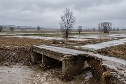 Un puente dañado durante las crecidas del mes de febrero.