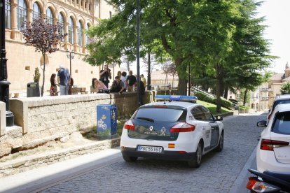 Un coche de la Guardia Civil junto a los juzgados de Soria este miércoles.