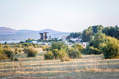 Festival organizado a la orilla del embalse.