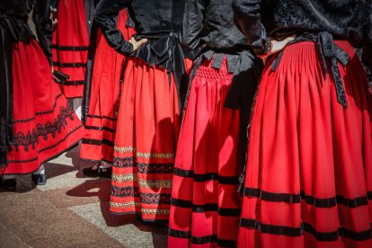 Piñorros, calderas y el ritmo de las peñas bajo el sol de San Juan en el día de más esplendor.