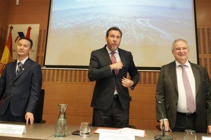 El vicepresidente de Gotion, Fu Zhou, y los ministros Óscar Puente y Jordi Hereu.
